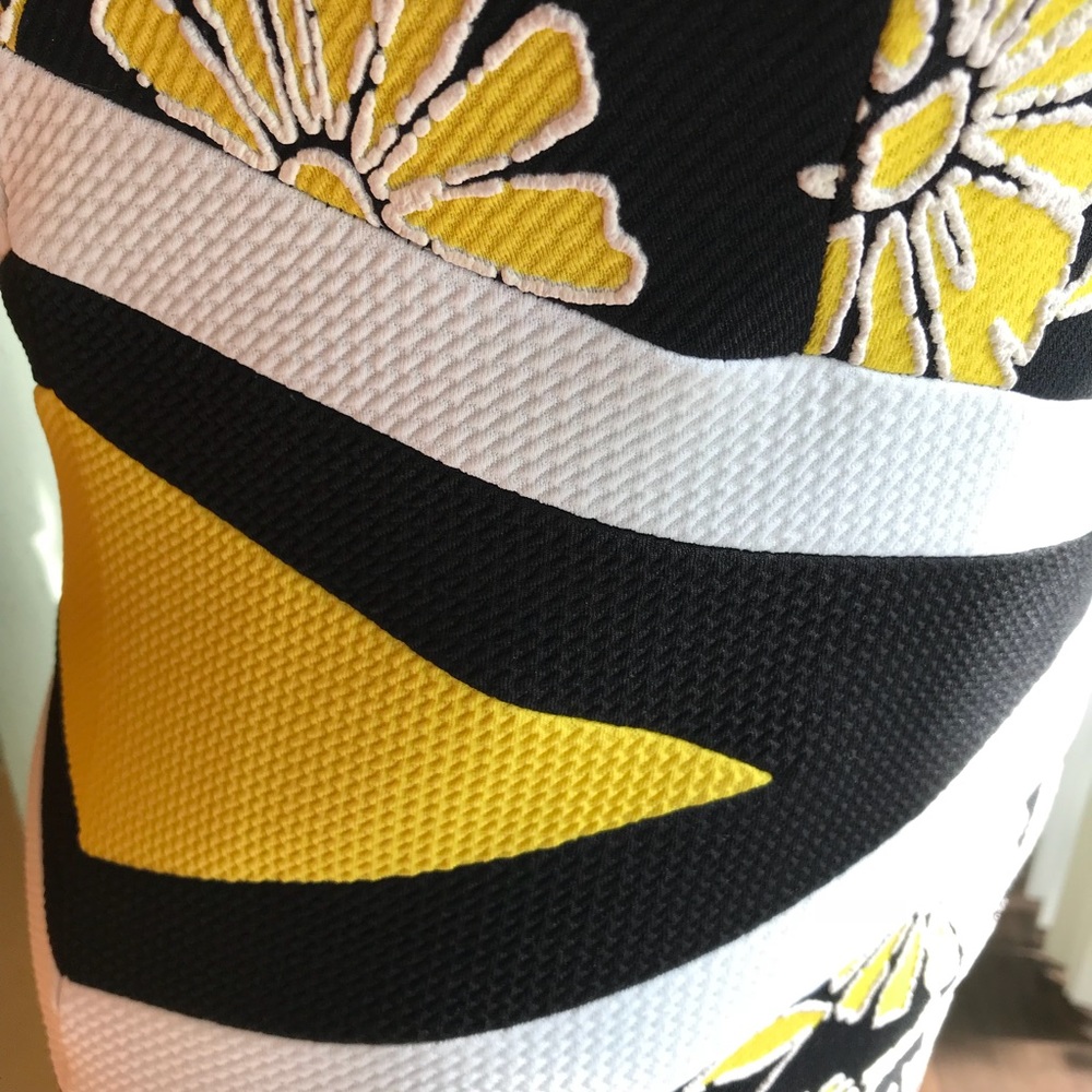 Absolutely Gorgeous Dress‼️ 👗 - Picture 2 of 3